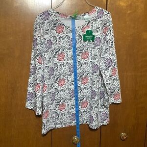 SHENANIGANS- FLORAL SHIRT WITH QUATER LENGTH SLEEVES NWT! ( XL)🌹